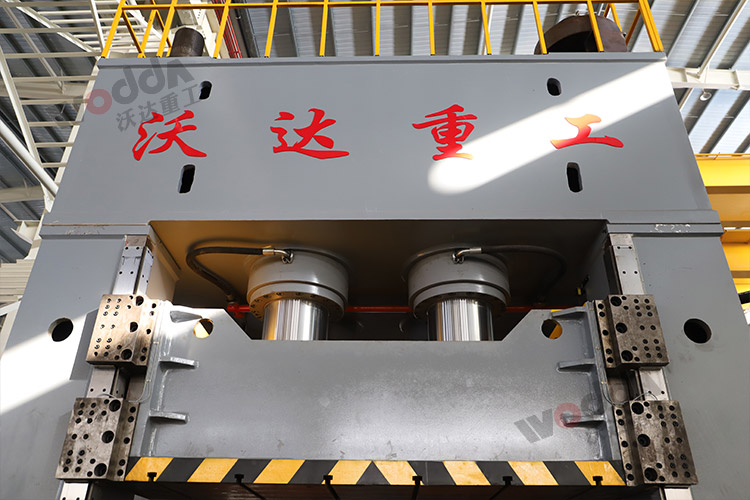 2000噸框架液壓機(jī)（滑塊、活塞）