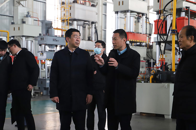 徐州市委常委、經(jīng)開區(qū)黨工委書記張克一行觀看車間