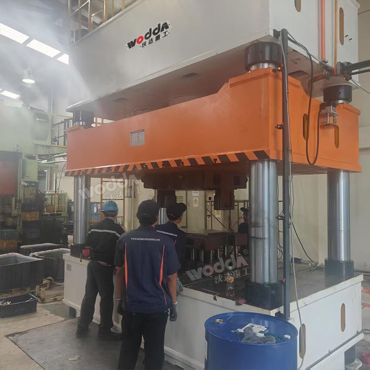 1000噸汽車(chē)變速箱油底殼拉伸液壓機(jī)試機(jī).jpg